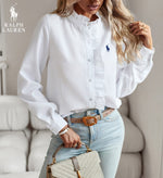 Blusa R. Lauren con Volantes – Estructura Suave y Clásico Botón