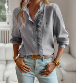 Blusa R. Lauren con Volantes – Estructura Suave y Clásico Botón