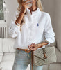 Blusa R. Lauren con Volantes – Estructura Suave y Clásico Botón